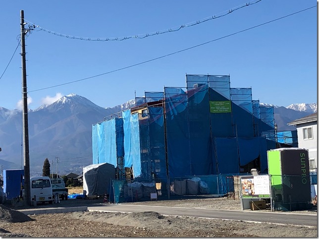 常念岳を望む木組みの家　外観　山並み　山を見る　景観　ロケーションハウス