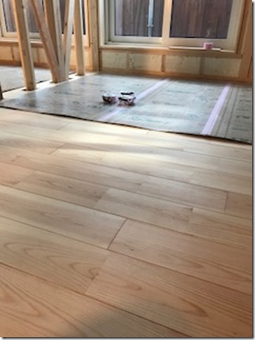 常念岳を望む木組みの家　床ﾌﾛｰﾘﾝｸﾞ工事　英設計　あずみの松