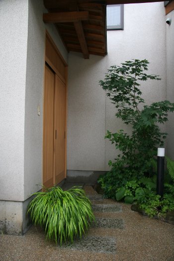 松本市大屋根の家-松本市大屋根の家の玄関