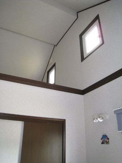 松本市暖炉のある高天井の家-松本市暖炉のある高天井の家の窓