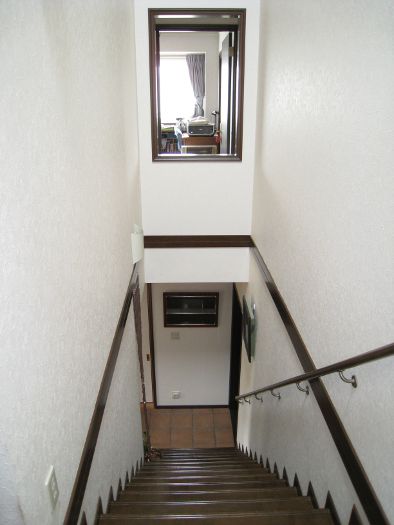 松本市暖炉のある高天井の家-松本市暖炉のある高天井の家の階段