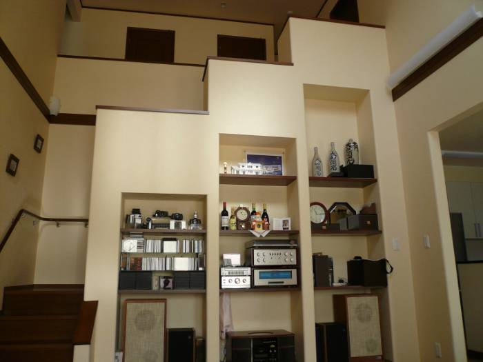 松本市音楽を楽しむ家-松本市音楽を楽しむ家　階段飾り棚