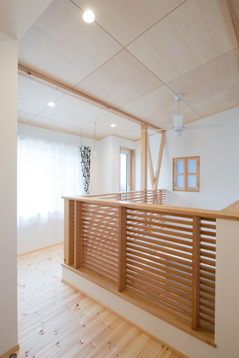 上田市倉升太陽に素直な家-2階ホールには室内物干しスペース（サンルーム）
