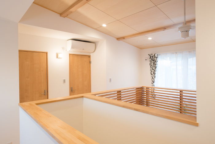 上田市倉升太陽に素直な家-2階のエアコンは１台で冷房用