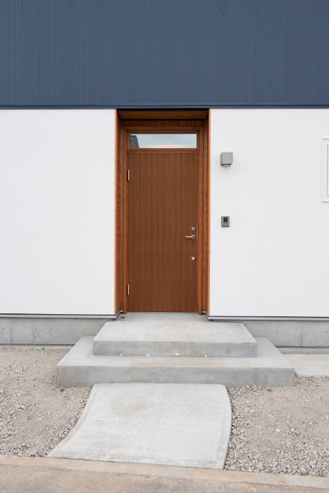 上田市倉升太陽に素直な家-木製高断熱玄関ドアとアプローチ
