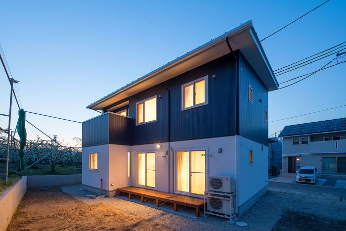 上田市倉升太陽に素直な家-太陽の陽ざしを遮る軒のある家