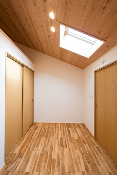 松本市波田波多の家-板張りの洋室と天窓 