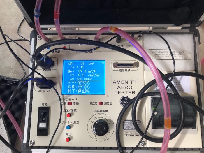工事中の気密測定を実施している写真