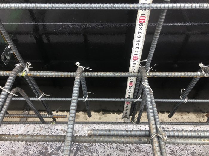 英設計が行う基礎コンクリート工事の鉄筋検査の様子写真