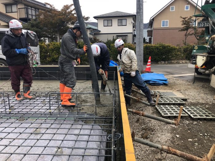 基礎コンクリートの打設の様子写真