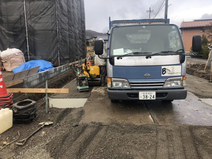 基礎残土の搬出の様子写真