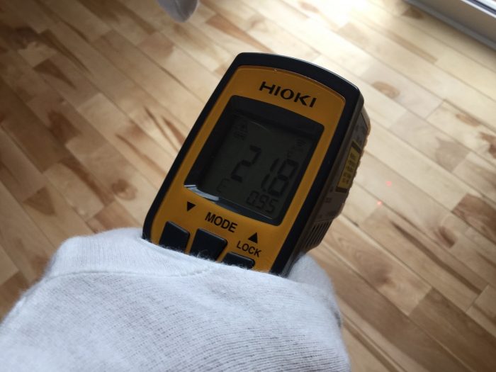エコウィンハイブリッドを採用したご自宅の床の温度測定写真