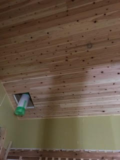 薪ストーブのとりつく天井の板張りも完了しました