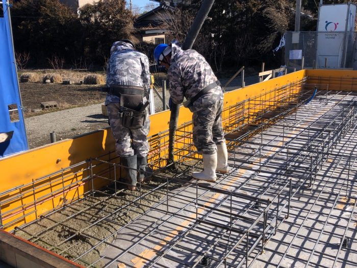 住宅用の基礎のコンクリートを打設する様子の写真